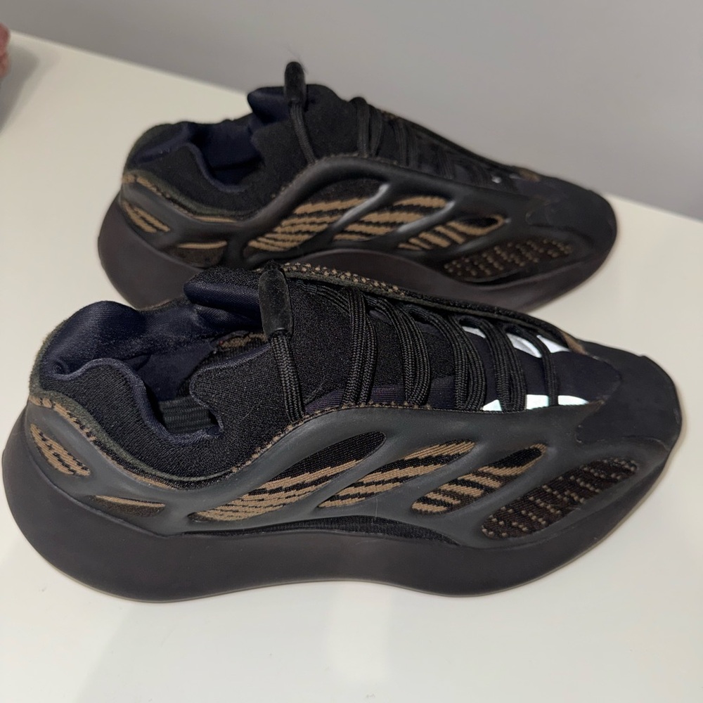 Yeezy Adidas Yeezy 700 V3 Dark Glow US 7